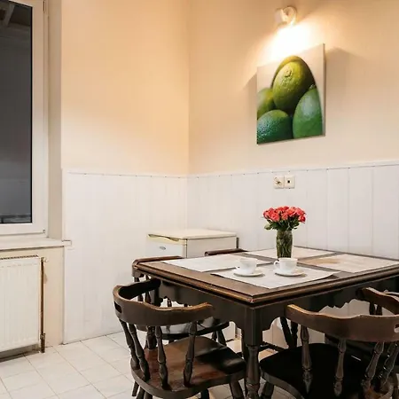 Spacious - 4 Minutes From Market ! 度假居 *