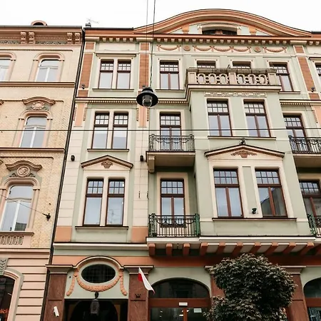 Spacious - 4 Minutes From Market ! *